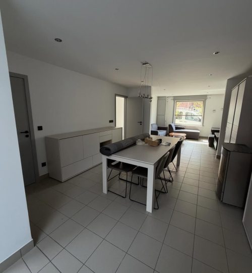 Frisse leefruimtes met stijlvolle accenten en een praktische magnetische keukenmuur 10