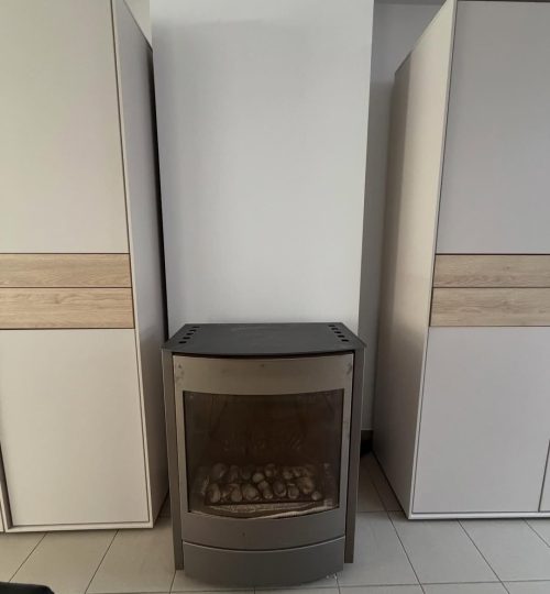 Frisse leefruimtes met stijlvolle accenten en een praktische magnetische keukenmuur 7
