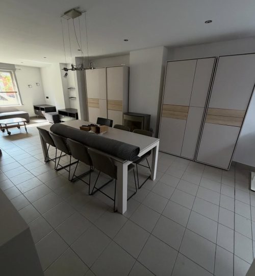 Frisse leefruimtes met stijlvolle accenten en een praktische magnetische keukenmuur 8
