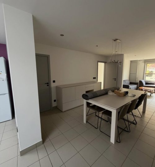 Frisse leefruimtes met stijlvolle accenten en een praktische magnetische keukenmuur 9